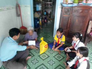Liên đội trường Tiểu học Phú Hiệp 1 thăm gia đình chính sách